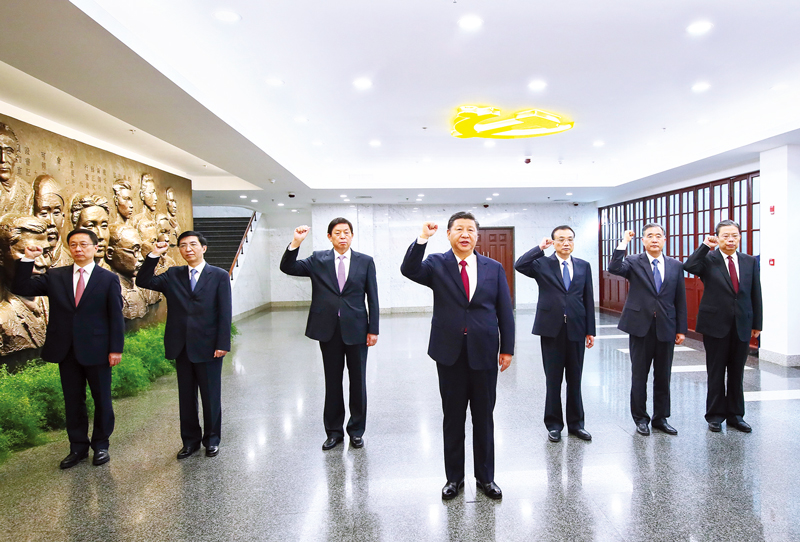 　2017年10月31日，中共中央總書記、國家主席、中央軍委主席習(xí)近平帶領(lǐng)中共中央政治局常委李克強、栗戰(zhàn)書、汪洋、王滬寧、趙樂際、韓正，瞻仰上海中共一大會址和浙江嘉興南湖紅船。這是31日上午，在上海中共一大會址紀念館，習(xí)近平帶領(lǐng)其他中共中央政治局常委同志一起重溫入黨誓詞。 新華社記者 蘭紅光/攝