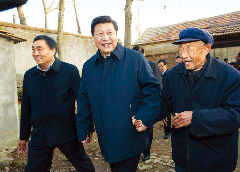 　2013年11月24日至28日，中共中央總書記、國家主席、中央軍委主席習(xí)近平在山東考察。 這是25日下午，習(xí)近平在地處沂蒙老區(qū)的臨沭縣曹莊鎮(zhèn)朱村親切地拉著83歲的“老支前”王克昌的手去他家看望。 新華社記者 謝環(huán)馳/攝